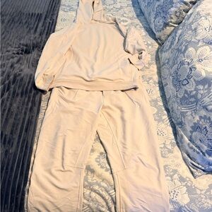 Men’s Lululemon Cream-Colored jersey sweat pants and hoodie set.
